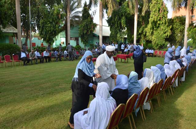 العاملون بالإمدادات الطبية يتبادلون تهاني العيد