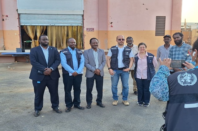 وفد من منظمة الصحة العالمية يقف على حجم الدمار بمقر الإمدادات الطبية