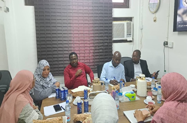 فريق من الدعم العالمي يزور الإمدادات الطبية للوقوف على توصيل الأدوية الممنوحة للمرافق الصحية
